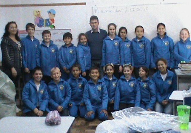 Alunos da rede municipal de ensino de Marema recebem uniformes escolares