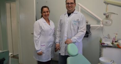Dentista Lauro e a assistente Daniela Ceratto Marostica