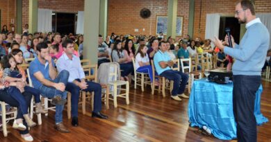 Promotor Simão Baran Junior ministra palestra sobre prevenção ao uso de drogas à comunidade escolar de Marema
