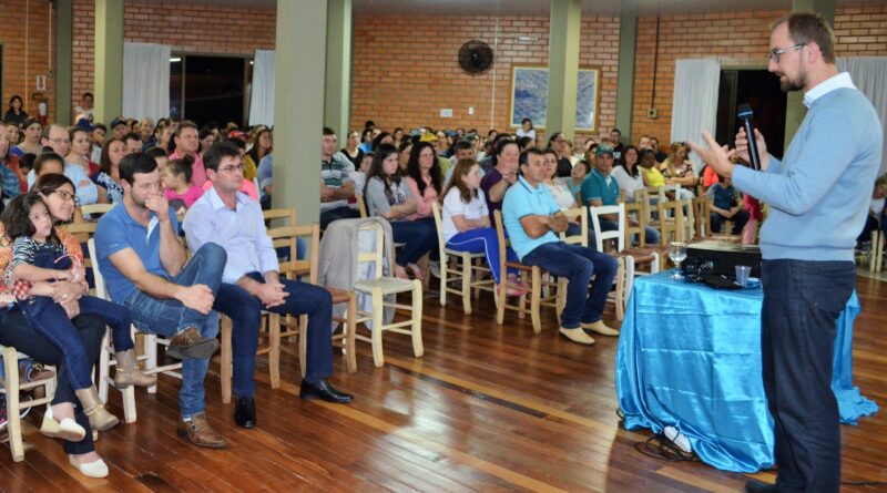 Promotor Simão Baran Junior ministra palestra sobre prevenção ao uso de drogas à comunidade escolar de Marema