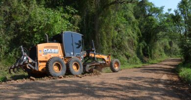 DMER realiza melhorias na estrada da comunidade de Linha Carlos Gomes