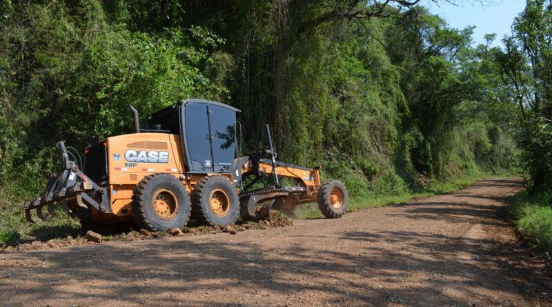 DMER realiza melhorias na estrada da comunidade de Linha Carlos Gomes