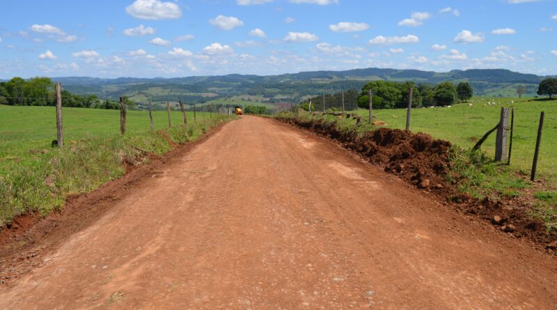 Estrada de Vila Alegre recebe melhorias